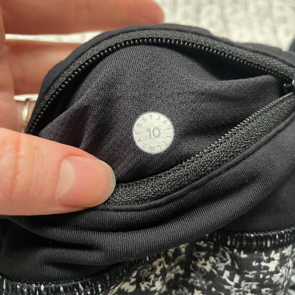 Lululemon Black Speckled Speed Short (4-way Stretch 2 1/2" ) - Size 10 - Picture 6 of 6